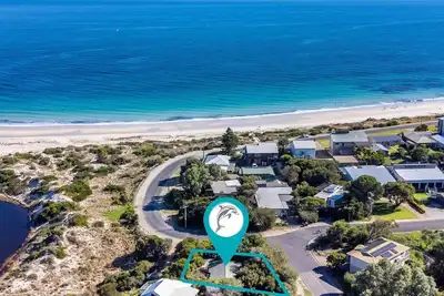 Image de Chaussettes 'n' Sandals - 34 Riverview Drive