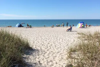 Image de Maison ensoleillée de South Venice Beach avec plage privée, vélos et kayaks