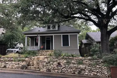 Image de Bungalow de 100 ans au coeur de la ville, à distance de marche du parc Zilker!