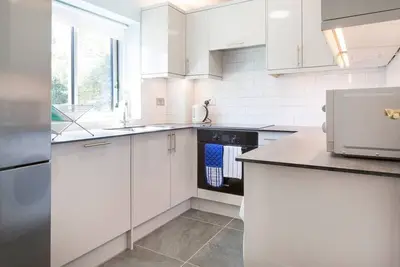 Image de Appartement Oxford moderne, chaleureux, sécurisé et confortable avec un accès facile à la ville