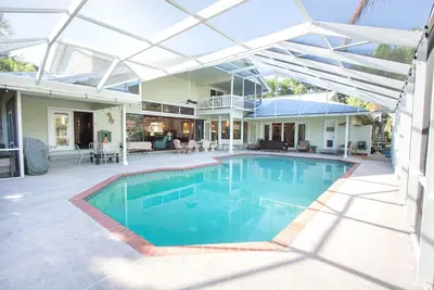 Image de Belle grande maison de piscine sur 1 acre. 6 chambres à coucher / 4 salles de bain, Animaux acceptés