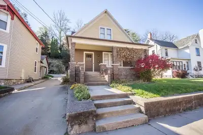 Image de Nouvelle liste! Charmante maison à deux pâtés de maisons de Galena Main St