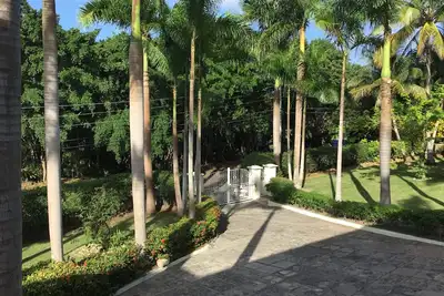 Image de Domaine privé dans un quartier fermé exclusif avec personnel de maison complet.
