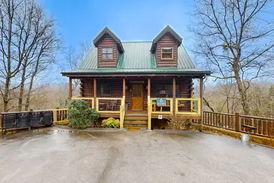Image de Cabine avec vue sur la montagne avec bain à remous privé, salle de jeux et piscine commune!