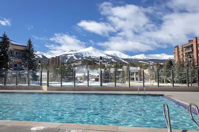 Image de Condo de luxe au centre-ville de Breckenridge. À droite, rue principale. Bassin. Garage.