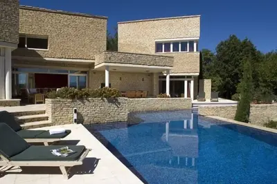 Image de Vues et serenité a Villa Manon, climatisation et piscine chauffée, 10 personnes