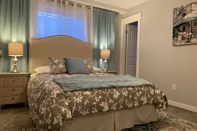 Image de Escapade confortable pour un excellent séjour! Emplacement! Appartement sous-sol rénové