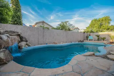 Image de Maison de la vieille ville de Scottsdale améliorée avec piscine chauffée, cascades et table de billard! ! !