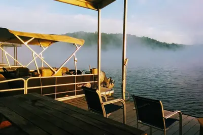 Image de Vue sur le lac à gogo depuis les balcons directement sur le lac et les eaux profondes résistantes à la sécheresse