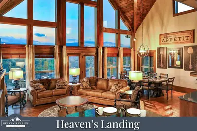 Image de Brand New Luxury LeConte View 4/3 Cabin! Immense salle de jeux! Fire Pit, garage 2 voitures!