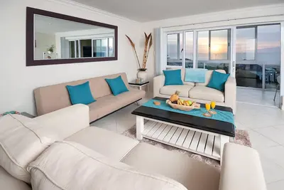 Image de Appartement Main Beach dans le centre de Jeffreys Bay avec vue sur Dolphin Beach.