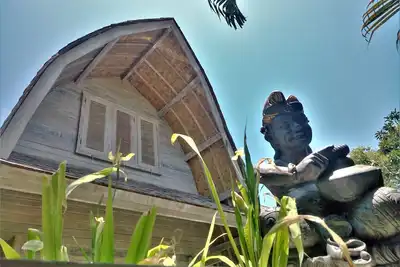 Image de Nouvellement construit en bois Accueil Top Local à Seminyak près de la plage, boutiques, restaurants