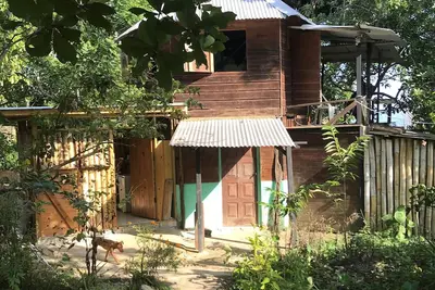Image de Cozy Cottage En Jamaïque rurale. Riche de soleil, couleur, saveur, et la chaleur.