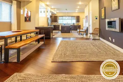 Image de Superbe 3 étages, 4 Br, 3. 5 Ba Accueil dans le Cwe