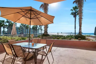 Image de Magnifique Remodeled 2 Chambre sur la plage avec piscine