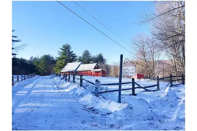 Image de Propriété agricole classique du Vermont sur 160 acres avec vue imprenable et propriété