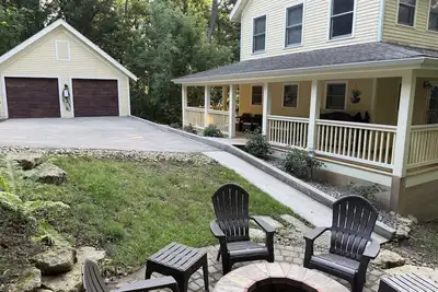 Image de Walk 2 Downtown ~ Dog Friendly ~ Cheminée ~ Ev Charger sur place!