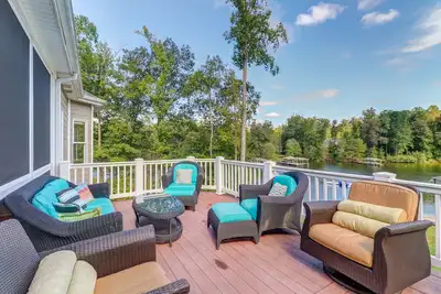 Image de Nouvelle Liste! Maison au bord du lac sur 5 acres w / hangar à bateaux, kayaks et trampoline