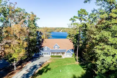 Image de Nouvelle Liste! Accueil au bord du lac w / salle de loisirs entièrement chargée et plage!