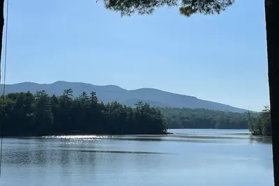 Image de Propriété au bord du lac avec vue sur la montagne et plage de sable privée!