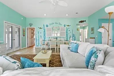 Image de Fun Beach House! Piscine privée et Tiki Bar! 4 vélos gratuits!