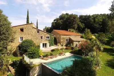 Image de Superbe mas du 15ème siècle avec piscine à débordement sur terrain privé
