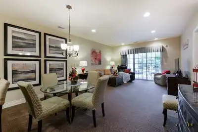 Image de Condo de luxe 2 chambres -, Walk-up Unit, Great Location près de Branson Landing.