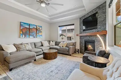 Image de Nouvelle maison de ville familiale w / Hot Tub minutes du centre-ville de Wf et de la station de ski