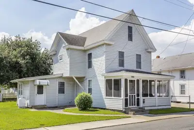 Image de Ce cottage classique peut accueillir 8 personnes et constitue le m��lange parfait de charme insulaire et de commodités modernes!