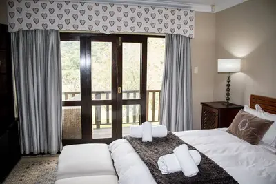 Image de Phumula Country Manor est une retraite de style champêtre avec un cadre colonial.