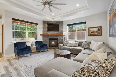 Image de Nouvelle maison de ville familiale w / Hot Tub minutes du centre-ville de Wf et de la station de ski