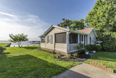 Image de Faites d'incroyables souvenirs de vacances dans cet adorable cottage au bord de l'eau avec 2 chambres / 1 salle de bain.