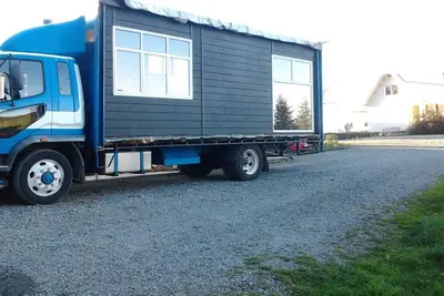 Image de B&B unique avec arrêt de camion avec une touche moderne basée là où la rivière rencontre l'océan