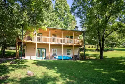 Image de Lakeside Serenity: maison du lac avec cale de bateau couverte