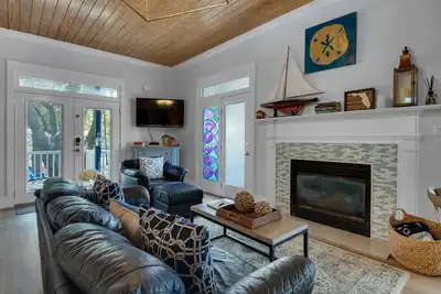 Image de Restez à quelques pas de la plage dans une rue calme! Piscine privée et grande cour!