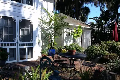 Image de Charmant, Historic Carriage House Old Florida sur Tampa Bay