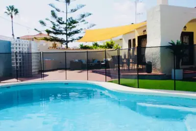 Image de Belle villa avec piscine privée près de la plage et de la ville