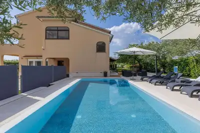 Image de Joli appartement pour 6 personnes avec Wifi, climatisation, piscine privée, Tv et terrasse