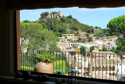 Image de Villa moderne (Centre de Begur) donnant sur le village et la mer
