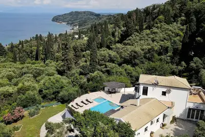 Image de Août-septembre Remise. Villa de deux étages avec piscine privée, barbecue et salle de jeux