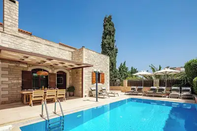 Image de Villa familiale Elia avec piscine privée, à 2 minutes à pied des commodités locales