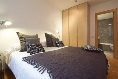 Image de Duplex avec 3 habitations 6 pax près du Teknon avec accès à la piscine - WiFi
