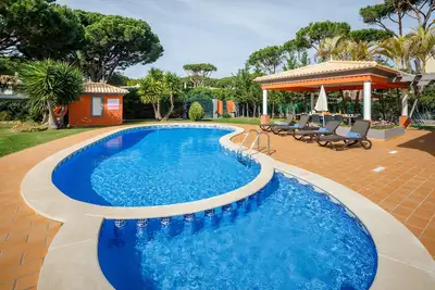 Image de Villa Tenazinha Iii de 5 chambres, piscine, jardin privé, barbecue et table de billard