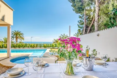 Incroyable Villa avec piscine et vue sur la mer