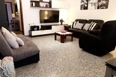 Image de Appartement spacieux et central avec terrasse, très confortable, idéal familles.