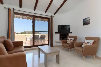 Image de Las Palmeras - 3 chambres, 3 salles de bain, récemment rénovées, spacieuses avec solarium sur le toit