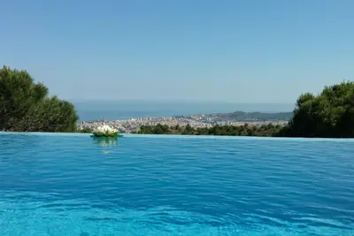 Image de Belle Villa avec piscine à débordement d'eau salée privée avec une vue imprenable