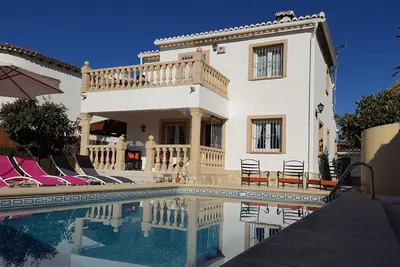 Image de Villa de bon goût avec piscine privée, 3 chambres, WiFi, climatisation, mer