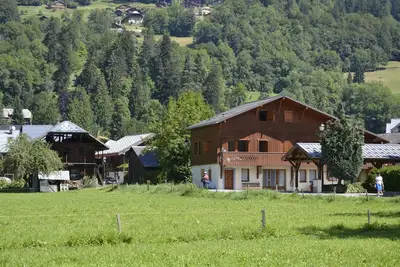 Location été /hiver beau Duplex T4 dans chalet calme; équipement de qualité.