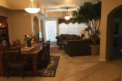 Image de Grand et magnifiquement meublé W / 1309 Sq. Ft. ! 2 Chambres + Den W / Sofa Couchette.